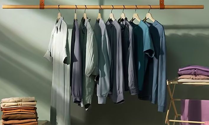 Skjorter som henger på stativ og er renset og tørket takket være Electrolux-produkter