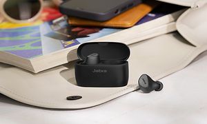 Svart Jabra Elite 5 i en veske