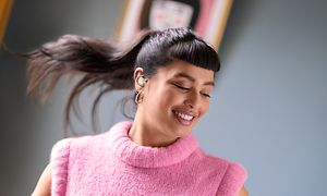 Jabra Elite 5 i ørene til en kvinne som danser