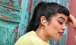 Jabra Elite 5 i ørene til en kvinne