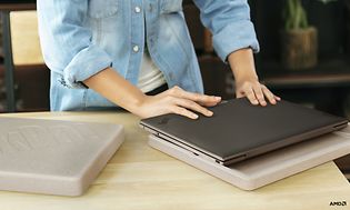 Person som pakker ut en Lenovo bærbar PC