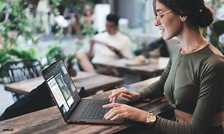 Lenovo bærbar PC som brukes av en kvinne på en kafé