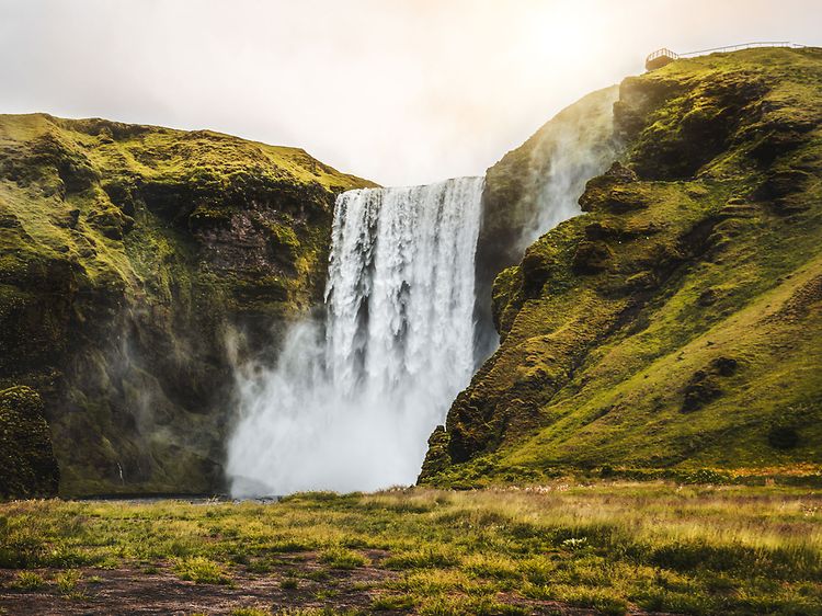 Skogafoss-fossen på landsbygda på Island om sommeren