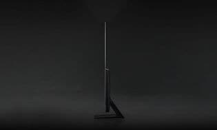 En sort og tynn Samsung TV sett i profil for å vise hvor tynn den er