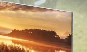 Samsung QLED TV og idyllinsk bilde av vann i solnedgang