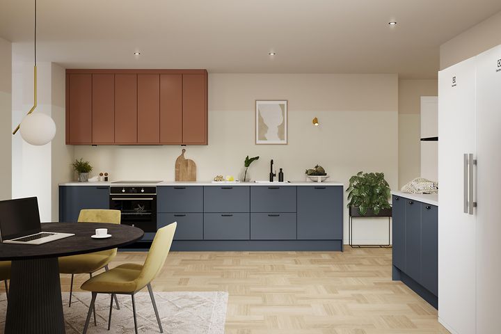 EPOQ Trend Blue Grey kjøkkenseksjon med hvit benkeplate, åpne hyller og Electrolux frittstående side-by-side kombiskap 