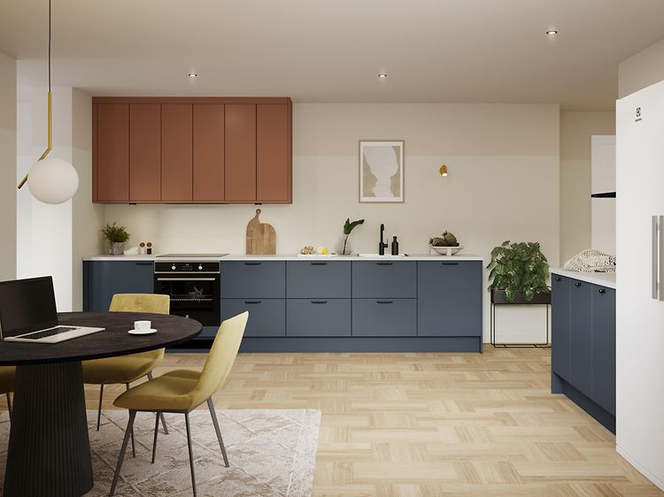 EPOQ Trend Blue Grey kjøkkenseksjon med hvit benkeplate, åpne hyller og Electrolux frittstående side-by-side kombiskap 