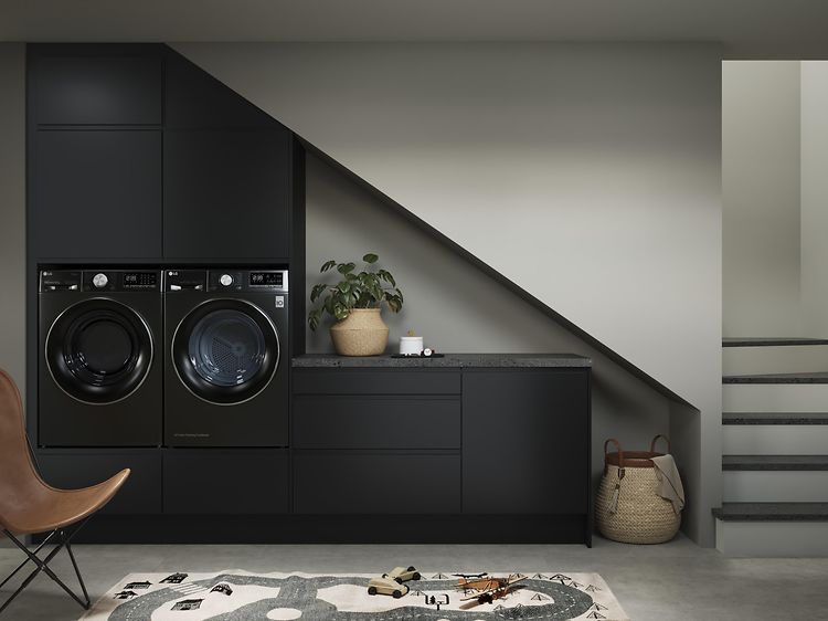 Vaskemaskin og tørketrommel i svart Epoq-vaskerom