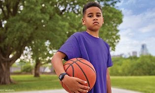 Garmin - En gutt med en basketball