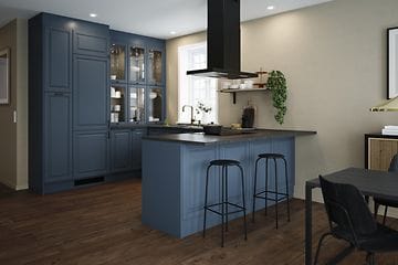 Epoq  Heritage Blue Grey kjøkken med vitrineskap, halvøy og sort ventilator