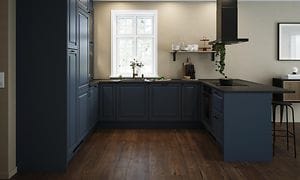 Epoq Heritage Blue Grey - Blått kjøkken med åpen planløsning, sort ventilator, vitrineskap, laminatbenkeplate