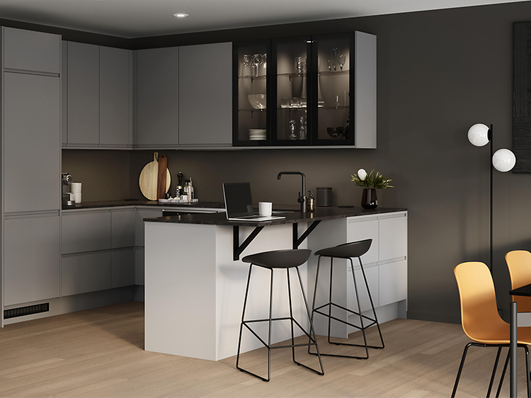 Epoq Integra Steel Grey kjøkkenkrok med brunsort benkeplate i kompaktlaminat benkeplate, glassskap og barkrakker.