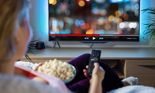 Finn de beste strømmetjenestene hos Elkjøp: Viaplay, SF Anytime, Discovery+, C More og HBO Max.