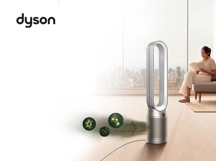 Dyson luftrenser og en kvinne som leser i bakgrunnen