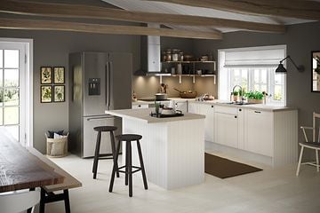 Epoq K27 Shaker Classic White kjøkken med kjøkkenøy og side-by-side-kjøleskap 
