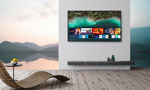 Samsung The Terrace Smart TV som henger på vegg utendørs på en platting ved havet