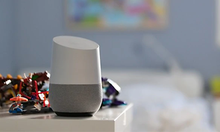 Google Home i et barnerom sammen med lekefigurer