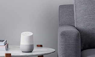 Google Home på et bord i stua