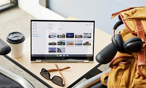 Acer Flip Chromebook som viser bildeviser på skjermen med bagasje ved siden av