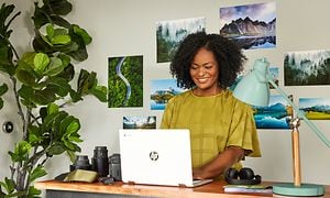 En kvinne ved skrivebordet hennes jobber med HP 2-i-1 Chromebook