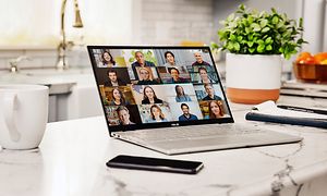 Acer Flip Chromebook på et skrivebord som viser videomøter med mange forskjellige mennesker