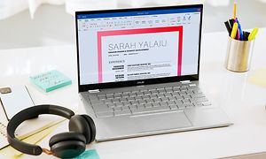Acer flip on tok av et skrivebord som viser en personlig CV i Microsoft word
