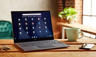 Acer Spin på toppen av bordet i en kafé som viser skrivebordet