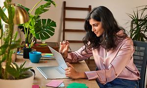 En kvinne tegner på sin Asus Flip Chromebook berøringskjerm