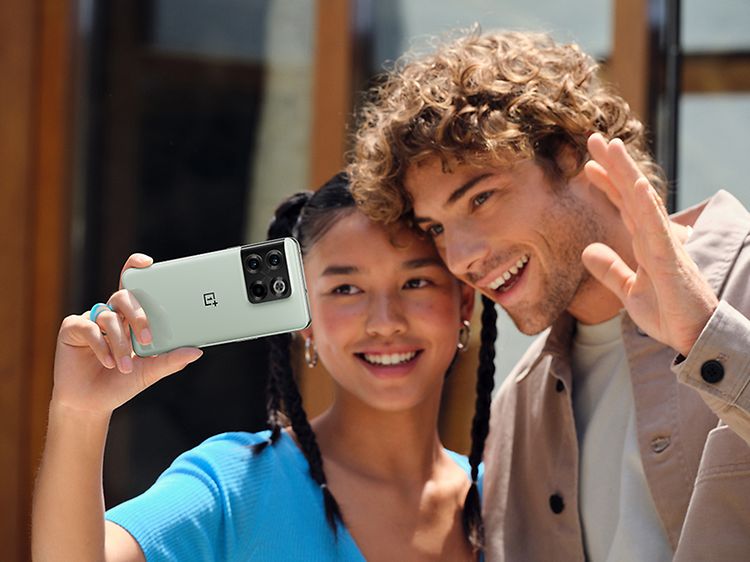 Jente og gutt tar bilder av seg selv med OnePlus 10T