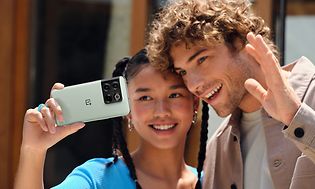 Jente og gutt tar bilder av seg selv med OnePlus 10T