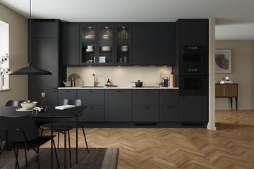 Epoq Trend sort kjøkken med integrert stekeovn, vitrineskap og spisebord