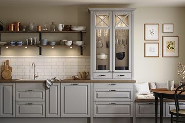 Epoq Heritage Light Grey kjøkken med vitrineskap, laminatbenkeplate og dekorhyller