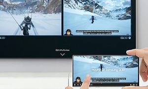 Samsung Neo QLED Gaming TV som viser MultiView med spill på skjerm og walkthrough på telefon