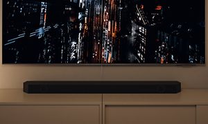 Samsung Neo QLED Gaming TV og en Q-Soundbar under