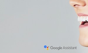 Google-assistent og en kvinne som smiler