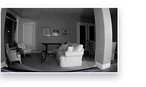 En stue i svart og hvitt viser perspektivet til D-link DCS8000LHV2 Sikkerhetskamera med nattsyn