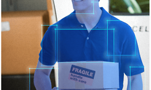 Et postbud med en pakke gjenkjennes av D-Link FHD Spotlight overvåkningskameraet