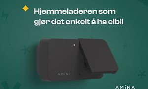 Amina elbillader veggfestet på grønn bakgrunn med teksten Hjenmmeladeren son gjør det enkelt å ha elbil