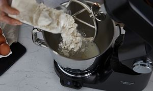 Mel som helles i en Kenwood kjøkkenmaskin