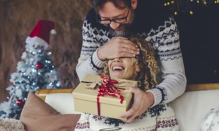 Christmas Campaign - Gift lists -Gifts for her -Man giving a christmas gift to a woman