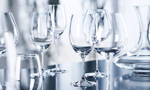 Skinnende vinglass på bord