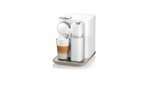 Hvit Nespresso Gran Lattissima kaffemaskin med melkebeholder
