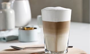 Kaffe latte i Nespresso-kopp