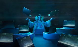 Kvinne med flytende Intel EVO bærbare datamaskiner