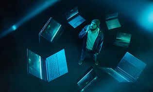 Mann omgitt av flytende Intel EVO bærbare datamaskiner