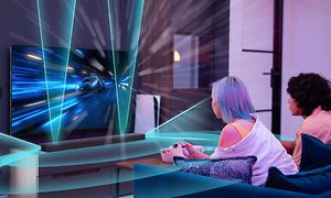 Sony - Høyttalere- Perfekt for Gaming - To ungdommer gamer sammen foran en TV