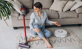 SDA - Vacuum cleaner - A woman choosing between a cordless vacuum and a robot vacuum 1