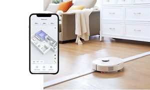 Hvit Roborock Q7 Max navigerer i stuen