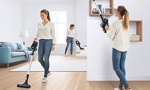 Kvinne som vasker huset tre forskjellige steder med en Bosch Unlimited 6