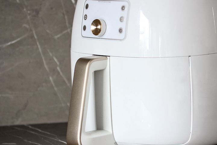 SDA - Airfryer - Close-up of a white airfryer on a kitchen table